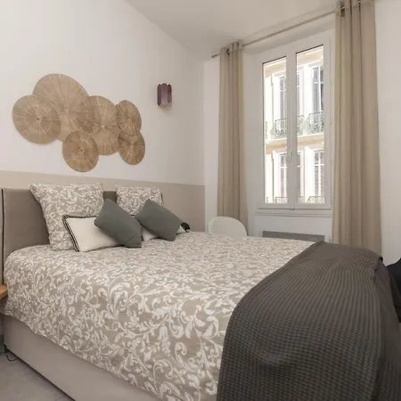 Splendide Et Idealement Situe Proche Du Palais. *