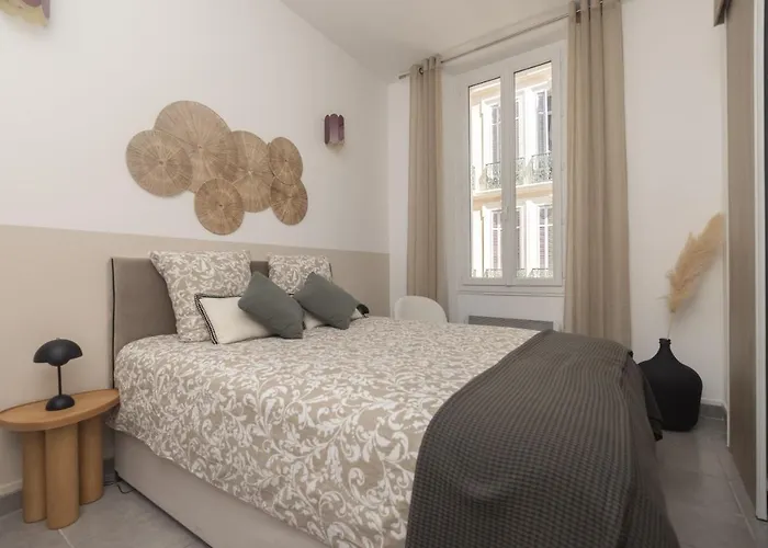 Splendide Et Idealement Situe Proche Du Palais. *