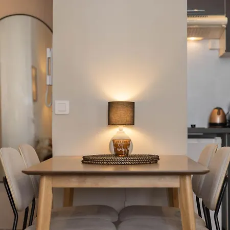 Splendide Et Idéalement Situé Proche Du Palais.