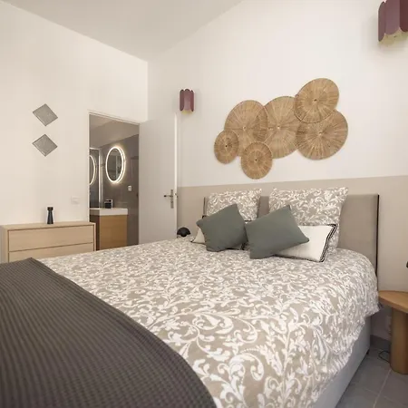 Splendide Et Idéalement Situé Proche Du Palais. *